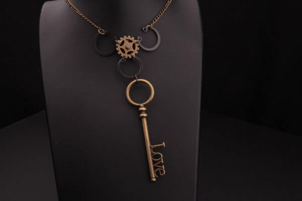 STEAMPUNK NECKLACE with alloy key and gears