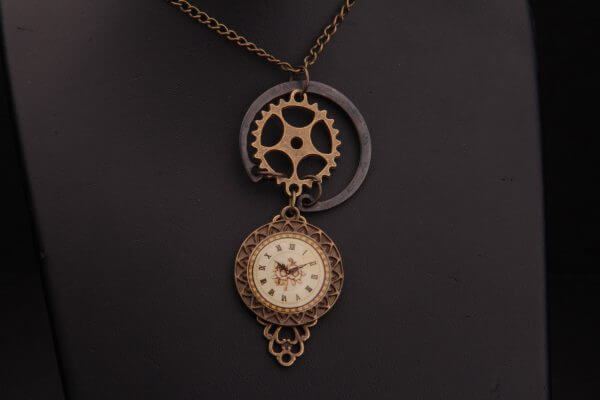 STEAMPUNK NECKLACE with alloy and gears
